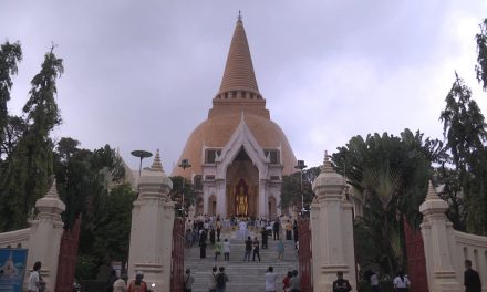 นครปฐม พุทธศาสนิกชนร่วมพิธีบวงสรวง และปิดทองปฐมฤกษ์ องค์หลวงพ่อพระร่วงโรจนฤทธิ์ ศรีอินทราทิตย์ธรรโมภาส มหาวชิราวุธราชปูชนียบพิตร