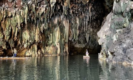 นักท่องเที่ยวต่างชาติ ชาวอิสราเอล เดินทางจาก อ.ปาย จ.แม่ฮ่องสอน พากันมาท่องเที่ยวถ้ำน้ำลอด ที่ อ.ปางมะผ้า อย่างคับคั่ง