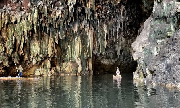 นักท่องเที่ยวต่างชาติ ชาวอิสราเอล เดินทางจาก อ.ปาย จ.แม่ฮ่องสอน พากันมาท่องเที่ยวถ้ำน้ำลอด ที่ อ.ปางมะผ้า อย่างคับคั่ง