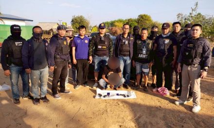 สกลนคร รวบโอเล่ขาใหญ่จน มุมพร้อมยาบ้าคารถ ยึดปืน 3 กระบอกในบ้านทรงไทย