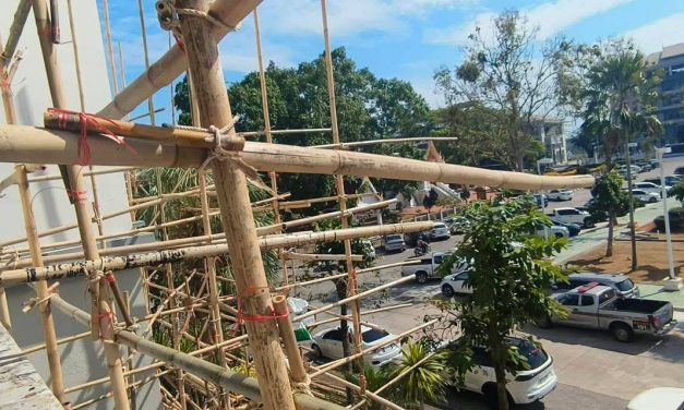 ช่างทาสีพลัดตกจากนั่งร้านหน้าอาคารศาลากลางกระบี่