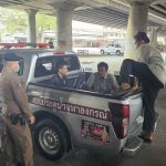 ปทุมธานี นายกโบว์ลิ่ง สนธิกำลังกวาดล้างรังพักพิงใต้สะพานแก้ว รวบ 4 คนเร่ร่อน คาดแก๊งแสบลักสายไฟ-อุปกรณ์หลวง พบยาบ้า-อุปกรณ์เสพเกลื่อน