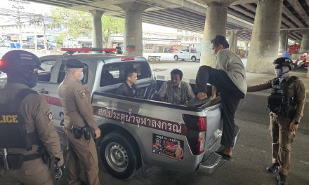 ปทุมธานี นายกโบว์ลิ่ง สนธิกำลังกวาดล้างรังพักพิงใต้สะพานแก้ว รวบ 4 คนเร่ร่อน คาดแก๊งแสบลักสายไฟ-อุปกรณ์หลวง พบยาบ้า-อุปกรณ์เสพเกลื่อน