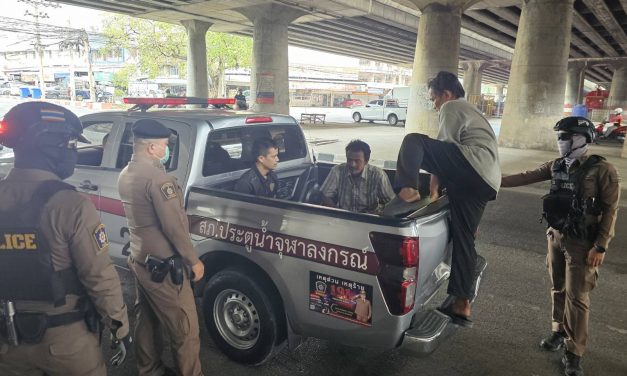 ปทุมธานี นายกโบว์ลิ่ง สนธิกำลังกวาดล้างรังพักพิงใต้สะพานแก้ว รวบ 4 คนเร่ร่อน คาดแก๊งแสบลักสายไฟ-อุปกรณ์หลวง พบยาบ้า-อุปกรณ์เสพเกลื่อน