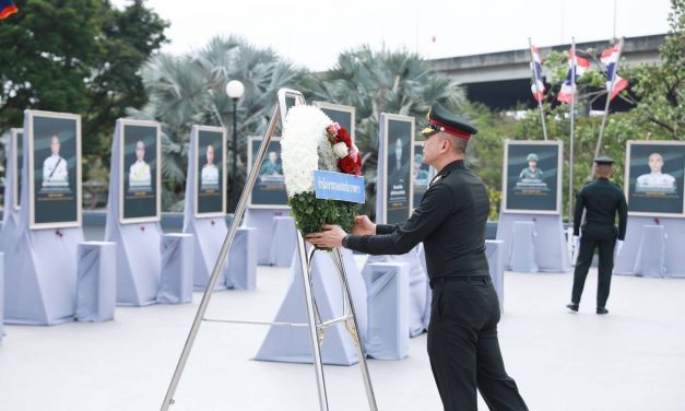 ปทุมธานี รองเสนาธิการทหาร เยี่ยมชมงานพระราชดำริ นทพ. พร้อมวางพวงมาลาสดุดีวีรชนพิทักษ์ราชอาณาจักร