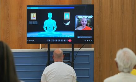 ปทุมธานี พระพุทธศาสนาไทยดังไกลถึงแอฟริกา ชาวต่างชาตินั่งสมาธิสร้างสันติสุขภายในใจ