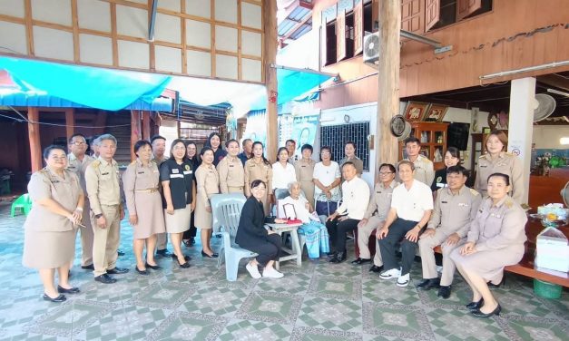 พมจ.แพร่ ร่วมกับท้องที่ ท้องถิ่น ต.บ้านเหล่า ร่วมมอบโล่เข็มกลัดจากสภาผู้สูงอายุฯ แก่ผู้สูงอายุที่มีอายุ 100 ปี