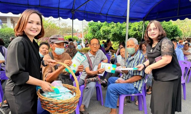 แพร่ ทต.เด่นชัย ส่งมอบหน้ากากอนามัยให้กับรพ.ยุพราชเด่นชัยและจ่ายให้ผู้มาคัดกรองสายตา