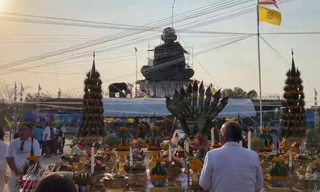 อุทัยธานี ประชาชนนับหมื่นร่วมงหล่อฐานหลวงพ่อเคลือบ (เกจิดัง จ.อุทัย ฯ ) องค์ใหญ่ที่สุดในโลก ได้เลขเด็ด