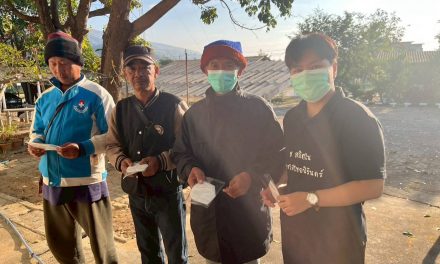 ทีม อสม. และสาธารณสุข เชียงใหม่ ลงพื้นที่อำเภอดอยหล่อและอำเภอแม่อายแจกหน้ากากอนามัยและแนะนำการดูแลสุขภาพให้ประชาชนกลุ่มเปราะบาง