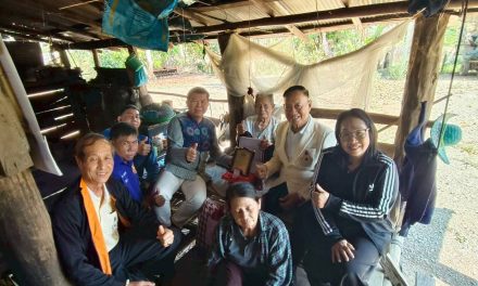 แพร่ ทต.เวียงต้า มอบปลัดฯและปธ.สาขาสมาคมสภาผู้สูงอายุฯ มอบโล่พร้อมเข็มกลัดผู้สูงอายุที่มีอายุครบ 100 ปี