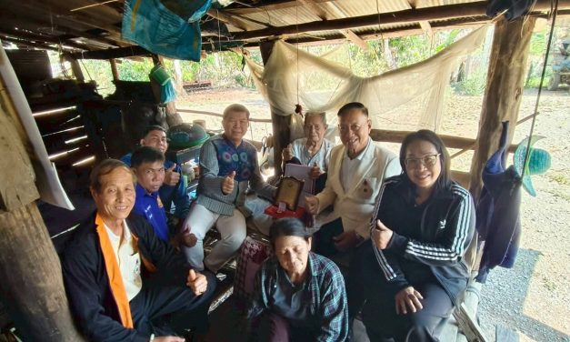 แพร่ ทต.เวียงต้า มอบปลัดฯและปธ.สาขาสมาคมสภาผู้สูงอายุฯ มอบโล่พร้อมเข็มกลัดผู้สูงอายุที่มีอายุครบ 100 ปี