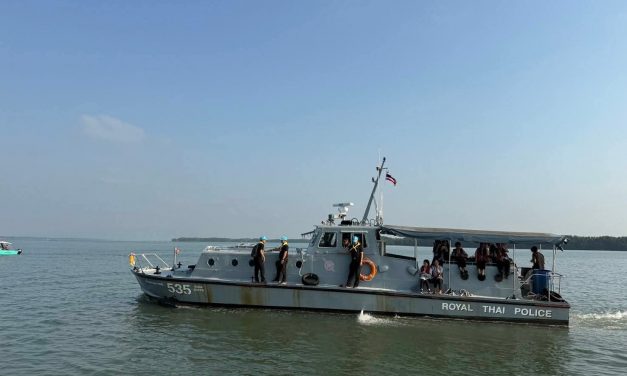 จันทบุรี สืบสานพระราชปณิธาน พอ.สว. 56 ปี ออกหน่วยแพทย์เคลื่อนที่ครั้งที่ 848 ดูแลประชาชน “หมู่บ้านไร้แผ่นดิน” ขลุง ตำรวจน้ำหนุนภารกิจเต็มกำลัง