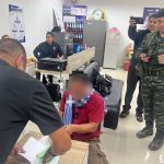 กาญจนบุรี – รวบหนุ่มพม่าซุกแร่ทองคำหนัก กว่า 400 กรัม คาช่องทางธรรมชาติ สารภาพร่อนมาจากแม่น้ำตะนาวศรี เตรียมนำไปขายให้กับร้านทองในเมืองกาญจน์