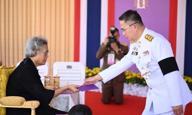 ผู้ว่าฯ กาฬสินธุ์ เข้ารับพระราชทานเหรียญที่ระลึก