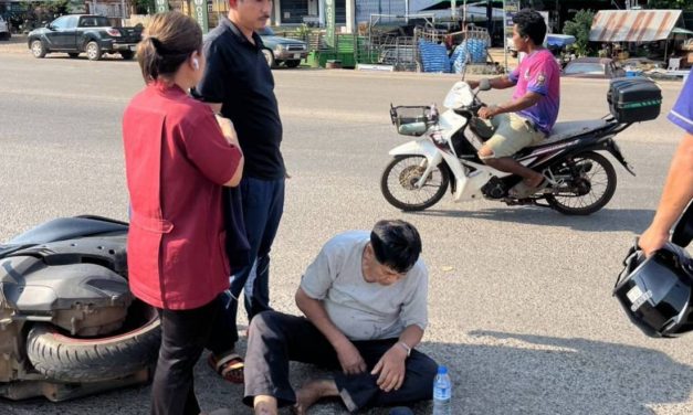 กาญจนบุรี – เอาอีกแล้ว สายสื่อสารขาด! อดีตตำรวจ ขับ จยย.ไปตลาด ไม่ทันเห็นสายสื่อสารขาด เกี่ยวหงายท้อง