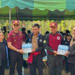 กาญจนบุรี ประธานสภาลมหายใจ มอบน้ำดื่มแก่เจ้าหน้าที่ดับไฟป่า และเขตห้ามล่า