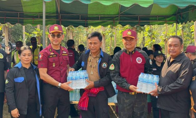 กาญจนบุรี ประธานสภาลมหายใจ มอบน้ำดื่มแก่เจ้าหน้าที่ดับไฟป่า และเขตห้ามล่า