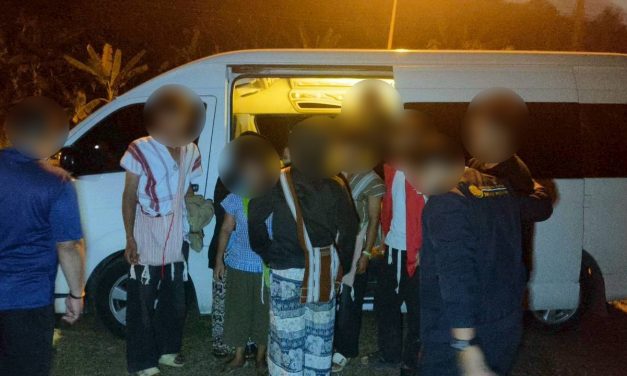 กาญจนบุรี – จับเช้าจับเย็นต่างด้าวสินค้าขายดีที่สุดเวลานี้!! หนุ่มศรีสวัสดิ์ ขับรถตู้ซุก 11 แรงงานเถื่อน เจอด่านหักหัวกลับ แต่ไม่รอด