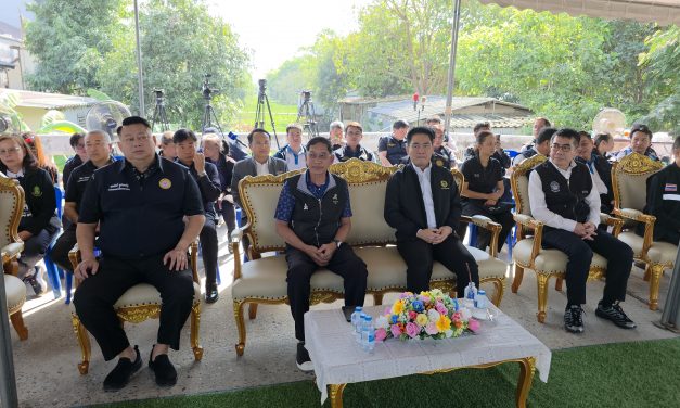 ปทุมธานี โมเดล กรมชลฯ ผู้ว่า นายกอบจ. ผนึกกำลังเปิดยุทธการ Kick Off สารชีวภาพ สวพ.62 กำจัดผักตบชวาถาวร