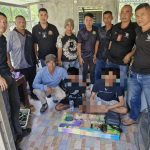 พังงา-ตำรวจตะกั่วทุ่งพร้อมฝ่ายปกครองบุกจับ2หนุ่ม พร้อมอาวุธปืน เล่นพนันออนไลน์และเสพยาบ้าในตำบลกะไหล