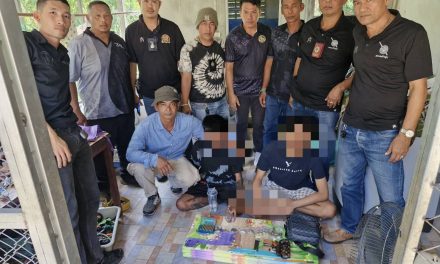 พังงา-ตำรวจตะกั่วทุ่งพร้อมฝ่ายปกครองบุกจับ2หนุ่ม พร้อมอาวุธปืน เล่นพนันออนไลน์และเสพยาบ้าในตำบลกะไหล