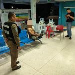 พะเยา หนุ่มคลุ้มคลั่งเผาบ้านตัวเองกลางดึก หวิดลามชุมชน เจ้าหน้าที่คุมตัวส่ง รพ.