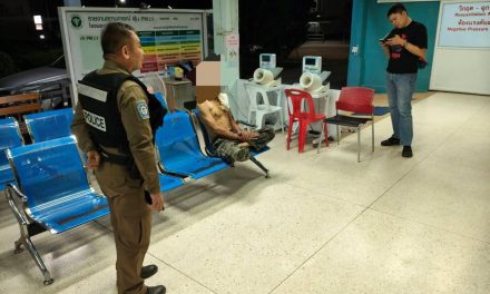 พะเยา หนุ่มคลุ้มคลั่งเผาบ้านตัวเองกลางดึก หวิดลามชุมชน เจ้าหน้าที่คุมตัวส่ง รพ.