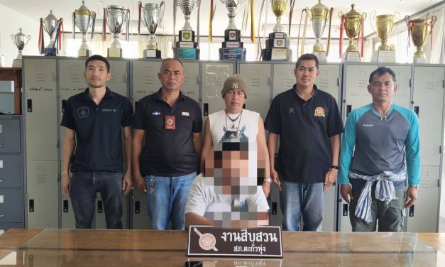 พังงา-ชุดสืบสวนสภ.ตะกั่วทุ่งพร้อมผู้ใหญ่บ้าน บุกจับหนุ่มตำบลถ้ำพร้อมของกลาง ยาบ้า-ไอซ์ และเล่นพนันออนไลน์