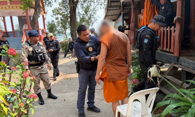 มุกดาหาร ปกครอง สนธิกำลังรวบพระพร้อมฆราวาส มั่วสุมเสพยาคาวัด