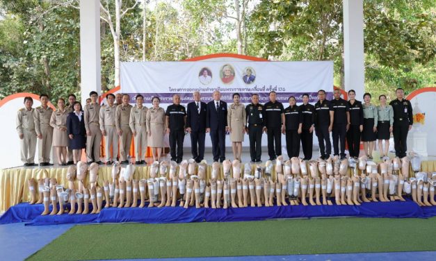 รองผู้ว่าราชการจังหวัดน่าน เป็นประธานในพิธีมอบขาเทียมพระราชทานแก่คนพิการขาขาด
