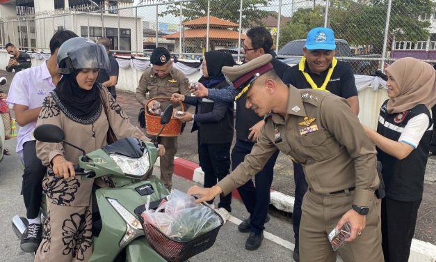 ผู้กำกับเมืองนราฯ นำทีมตั้งด่าน “ปันสุข” แจกอินทผาลัม 1,447 กล่อง ให้พี่น้องมุสลิมใช้ละศีลอดวันแรกของเดือนรอมฎอน
