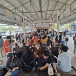 อ่างทอง กลุ่มเยาวชนเดินทางมาใช้สิทธิเลือกตั้งอย่างคึกคักส่งผลให้พื้นที่ภายในสถานีขนส่งแออัดเป็นอย่างมาก