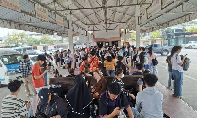 อ่างทอง กลุ่มเยาวชนเดินทางมาใช้สิทธิเลือกตั้งอย่างคึกคักส่งผลให้พื้นที่ภายในสถานีขนส่งแออัดเป็นอย่างมาก