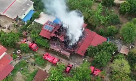 อ่างทอง เพลิงไหม้บ้าน2ชั้นวอดเจ้าของบ้านเผยเห็นเพลิงลุกไหม้บริเวณชั้นล่าง  พยายามควบคุมเพลิงด้วยตนเองแต่ไม่เป็นผล  เบื้องต้นไม่มีผู้ได้รับบาดเจ็บ