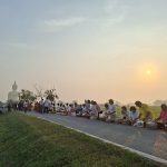 อ่างทอง ชาวบ้านจำนวนมากร่วมตักบาตรยามเช้าหลังองค์พระใหญ่