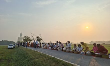 อ่างทอง ชาวบ้านจำนวนมากร่วมตักบาตรยามเช้าหลังองค์พระใหญ่