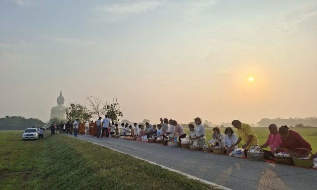 อ่างทอง ชาวบ้านจำนวนมากร่วมตักบาตรยามเช้าหลังองค์พระใหญ่