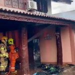 พะเยา ระทึก! เพลิงไหม้บ้านไม้ควันโขมงทั้งหลัง จนท.ระดมฉีดน้ำกว่าครึ่งชั่วโมงคุมเพลิงได้