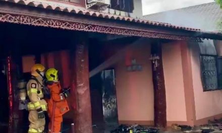 พะเยา ระทึก! เพลิงไหม้บ้านไม้ควันโขมงทั้งหลัง จนท.ระดมฉีดน้ำกว่าครึ่งชั่วโมงคุมเพลิงได้