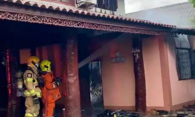 พะเยา ระทึก! เพลิงไหม้บ้านไม้ควันโขมงทั้งหลัง จนท.ระดมฉีดน้ำกว่าครึ่งชั่วโมงคุมเพลิงได้