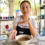 นครนายก ลูกค้าตื่นตาแจกันดอกไม้ตั้งอยู่บนโต๊ะก๋วยเตี๋ยว แจกันที่ไม่ธรรมดาปักดอกไม้ดอกเดียวก็ทำคนกินยิ้มได้