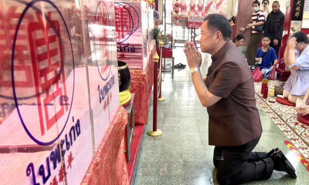 มูลนิธิป่อเต็กตึ๊ง ให้การต้อนรับนายอนุทิน ชาญวีรกูล รักษาการนายกรัฐมนตรี พร้อมคณะ เข้าสักการะหลวงปู่ไต้ฮง