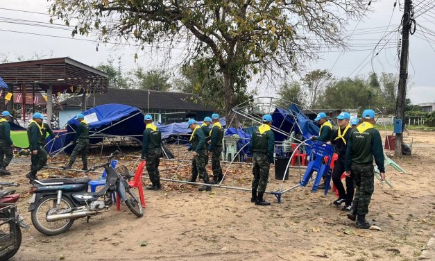 จิตอาสากองพันทหารราบที่ 2 กรมทหารราบที่ 7 พร้อม นายอำเภอพร้าว ปภ.จังหวัดเชียงใหม่ จิตอาสาภัยพิบัติภาคประชาชน บูรณาการทุกหน่วยงานช่วยเหลือผู้ประสบวาตภัย