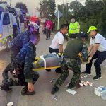 พะเยา! ทีมแพทย์ทหาร มทบ.34 รุดช่วย จยย.แฉลบล้มสาหัสกลางทาง หลังเสร็จภารกิจสอน นศ.