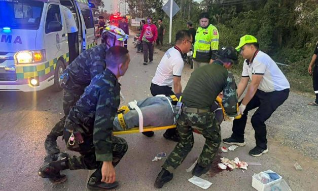 พะเยา! ทีมแพทย์ทหาร มทบ.34 รุดช่วย จยย.แฉลบล้มสาหัสกลางทาง หลังเสร็จภารกิจสอน นศ.