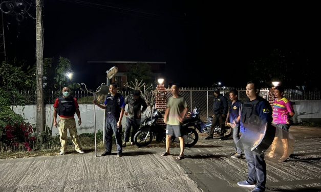 พะเยา หนุ่มคลั่งยาถือมีดอาละวาด หนีโดดหน้าต่างก่อนโดนรวบคาห้องน้ำ ยึดมีด 2 เล่ม–อุปกรณ์เสพเพียบ