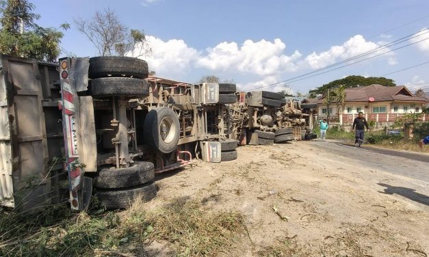 พะเยา พ่วง18 ล้อบรรทุกหิน หลับใน พลิกตะแคงขวางถนนดอกคำใต้–จุน หินเทกระจายเต็ม 2 เลน