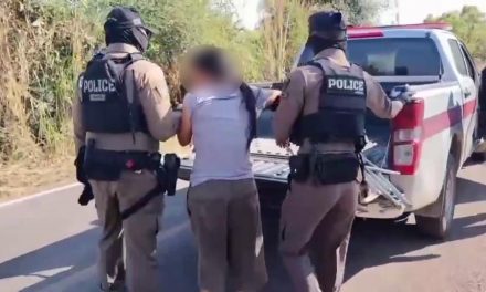 อุทัยธานี สาวใหญ่เมายาเพี้ยน กระโดดถีบรถจยย.ถูกจนท.คุมตัว พบสารเสพติดในร่างกาย