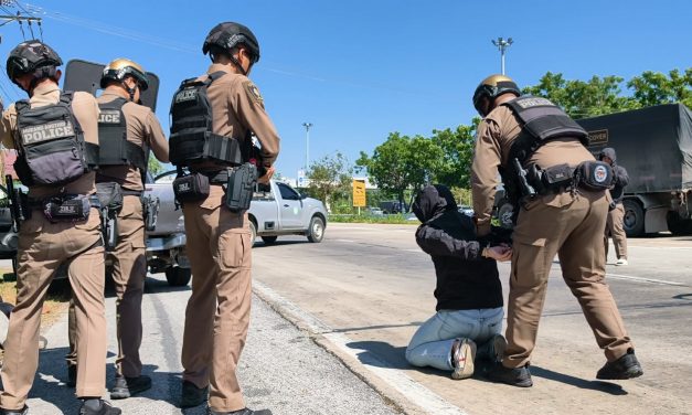 อ่างทอง ซ้อมแผนปล้นทองคนร้ายบุกเดี่ยวชิงทอง50บาทกลางห้างดังอ่างทอง  สุดท้ายไม่รอด